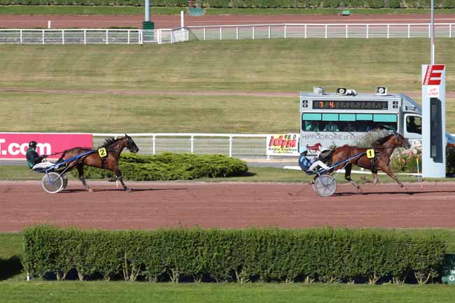 Photo d'arrivée de la course pmu PRIX DE LA PORTE CHAUMONT à ENGHIEN le Dimanche 7 août 2016