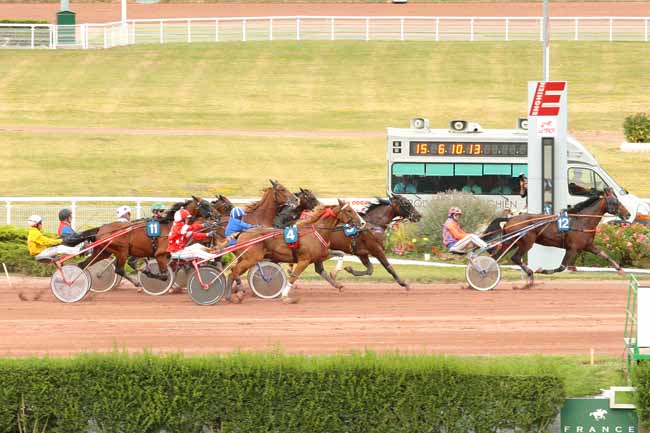 Photo d'arrivée de la course pmu PRIX DE LA PORTE D'ITALIE à ENGHIEN le Jeudi 11 août 2016