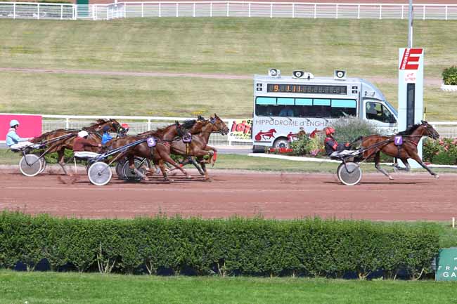 Photo d'arrivée de la course pmu PRIX DE L'ODEON à ENGHIEN le Samedi 13 août 2016