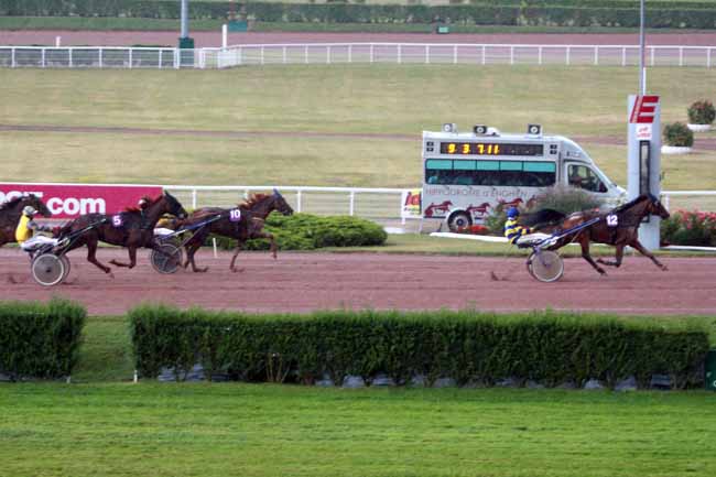 Photo d'arrivée de la course pmu PRIX DE RIBEMONT à ENGHIEN le Jeudi 18 août 2016