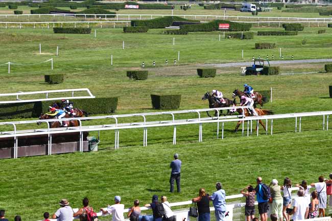 Photo d'arrivée de la course pmu PRIX DES LAVATERES à CLAIREFONTAINE le Jeudi 25 août 2016