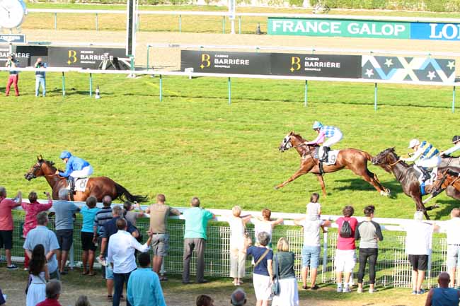Photo d'arrivée de la course pmu PRIX D'OMBREVILLE à DEAUVILLE le Samedi 27 août 2016