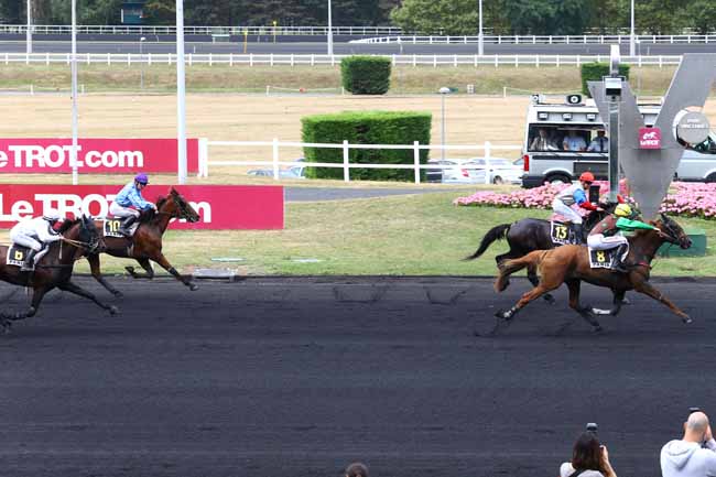 Photo d'arrivée de la course pmu PRIX DE CHATEAUMEILLANT à PARIS-VINCENNES le Lundi 29 août 2016