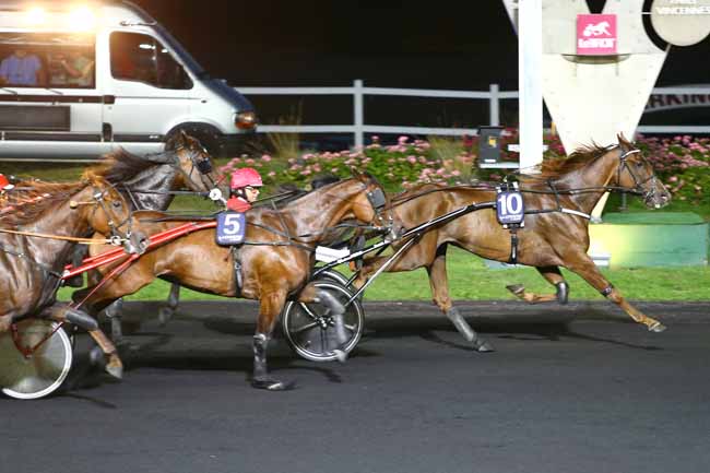 Photo d'arrivée de la course pmu PRIX ADELINDA à PARIS-VINCENNES le Vendredi 9 septembre 2016