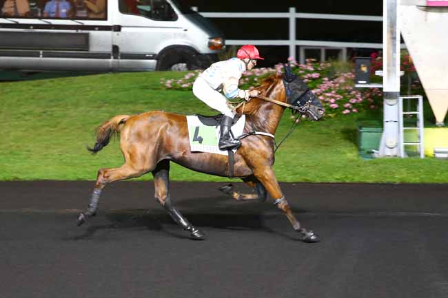 Photo d'arrivée de la course pmu PRIX MENKAR à PARIS-VINCENNES le Vendredi 16 septembre 2016