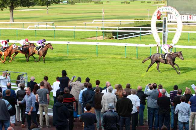 Photo d'arrivée de la course pmu PRIX DU RU DE BERNE à COMPIEGNE le Dimanche 18 septembre 2016