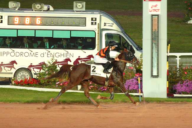 Photo d'arrivée de la course pmu PRIX DE PRADELLES à ENGHIEN le Lundi 10 octobre 2016