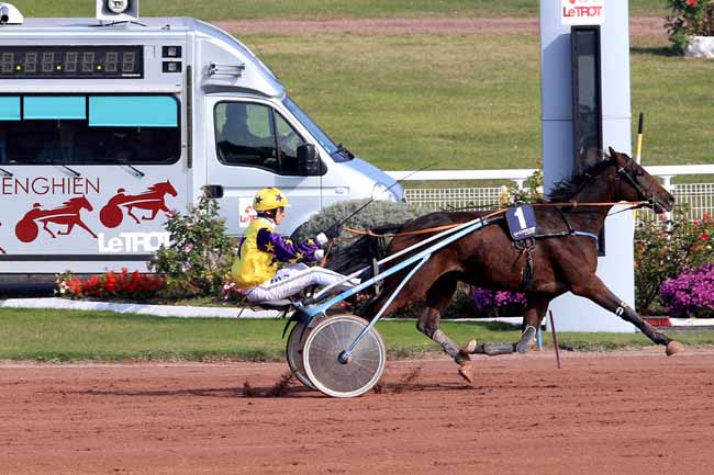 Photo d'arrivée de la course pmu PRIX DU PONT DES ARTS à ENGHIEN le Mercredi 12 octobre 2016