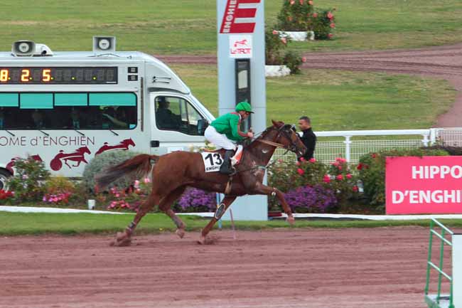 Photo d'arrivée de la course pmu PRIX DE LA PLACE DU CANADA à ENGHIEN le Lundi 17 octobre 2016