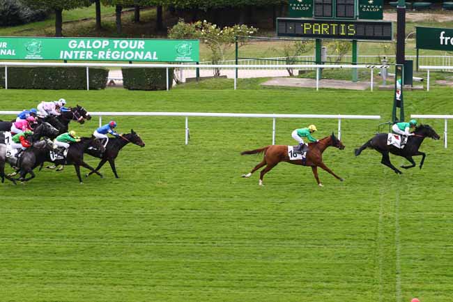 Photo d'arrivée de la course pmu GRAND PRIX DES FEMMES JOCKEYS à SAINT-CLOUD le Dimanche 23 octobre 2016