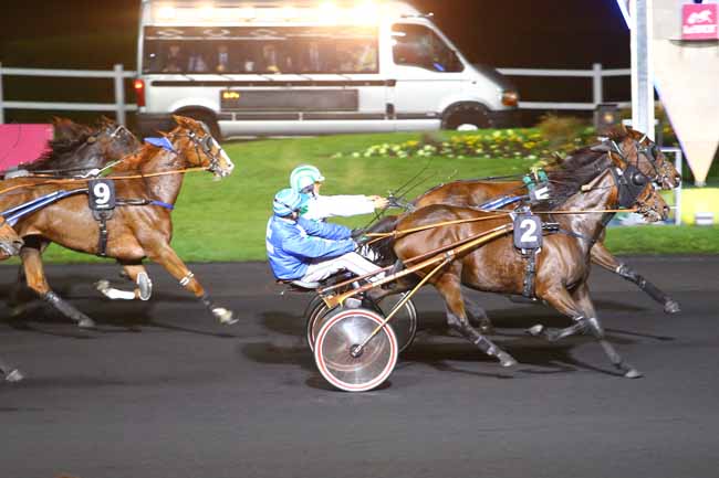 Photo d'arrivée de la course pmu PRIX CARINA à PARIS-VINCENNES le Mardi 25 octobre 2016