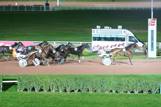 Photo d'arrivée de la course pmu PRIX DE SEVRAN à ENGHIEN le Mercredi 26 octobre 2016