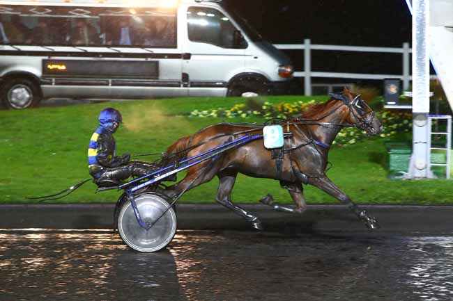 Photo d'arrivée de la course pmu GRAND PRIX D'ISBERGUES à PARIS-VINCENNES le Vendredi 4 novembre 2016