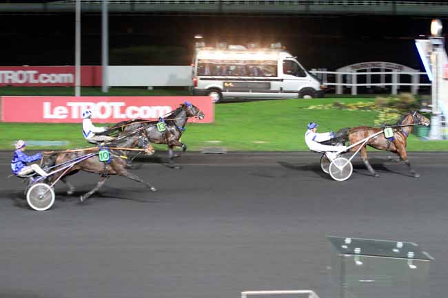 Photo d'arrivée de la course pmu PRIX DE CASTELNAUDARY à PARIS-VINCENNES le Lundi 21 novembre 2016