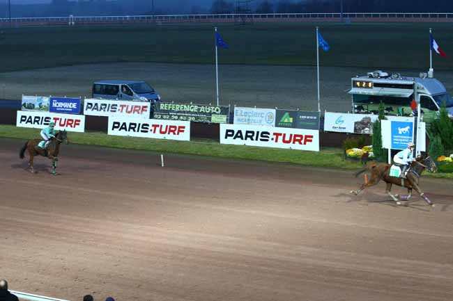 Photo d'arrivée de la course pmu PRIX DU COMITE à MAUQUENCHY le Mercredi 23 novembre 2016