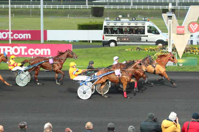 Photo d'arrivée de la course pmu PRIX DES RENCONTRES INTERNATIONALES DU TROTTEUR FRANCAIS à PARIS-VINCENNES le Samedi 3 décembre 2016