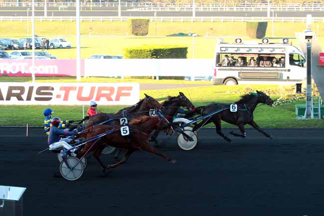 Photo d'arrivée de la course pmu LETROT OPEN DES REGIONS - 3 ANS à PARIS-VINCENNES le Dimanche 4 décembre 2016