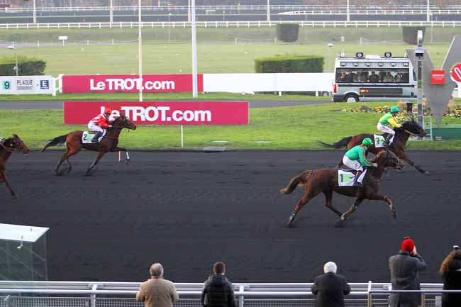 Photo d'arrivée de la course pmu PRIX DE GENSAC à PARIS-VINCENNES le Lundi 5 décembre 2016