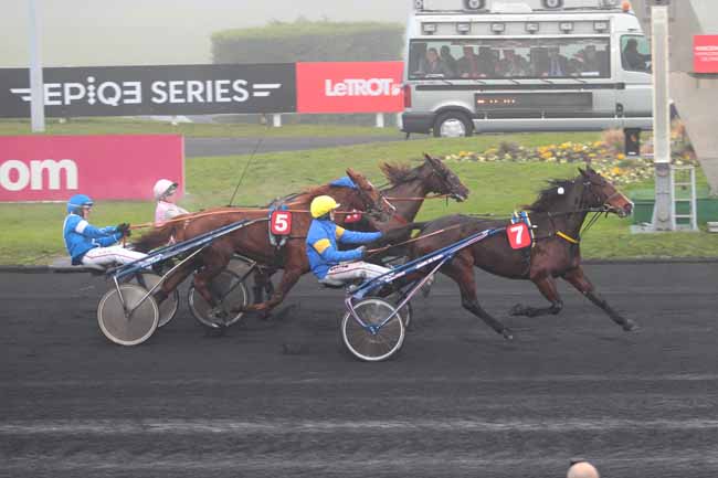 Photo d'arrivée de la course pmu PRIX ARISTE HEMARD à PARIS-VINCENNES le Samedi 10 décembre 2016