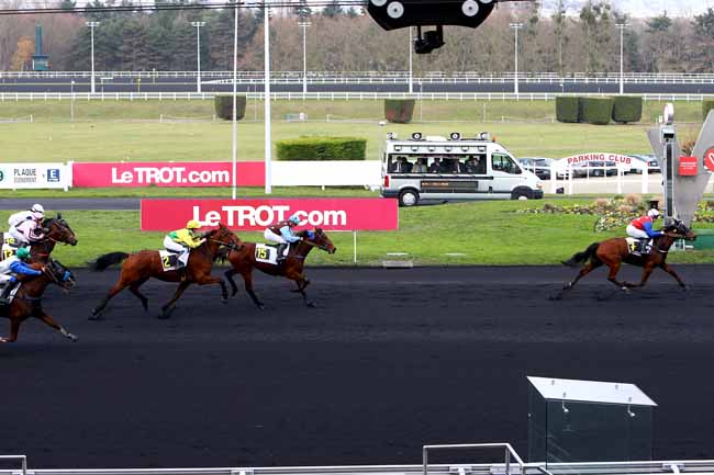 Photo d'arrivée de la course pmu PRIX DE VILLEFRANCHE à PARIS-VINCENNES le Lundi 12 décembre 2016