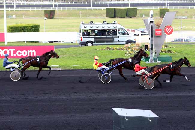 Photo d'arrivée de la course pmu PRIX D'ERAGNY à PARIS-VINCENNES le Lundi 12 décembre 2016