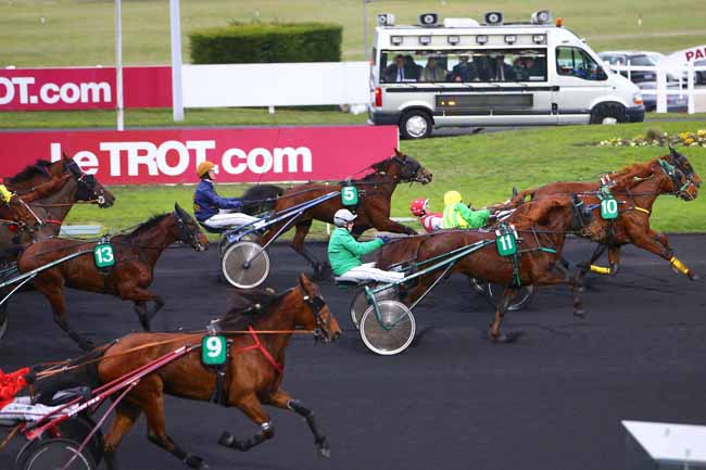 Photo d'arrivée de la course pmu PRIX DE MONTARGIS à PARIS-VINCENNES le Lundi 12 décembre 2016