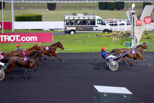 Photo d'arrivée de la course pmu PRIX DE SAUTRON à PARIS-VINCENNES le Lundi 12 décembre 2016