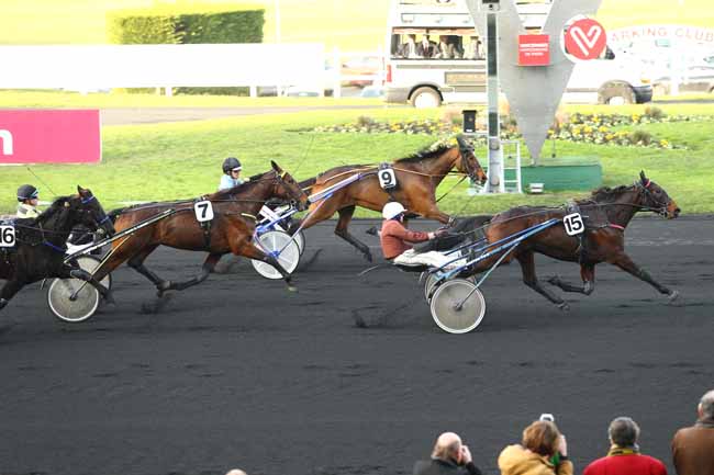 Photo d'arrivée de la course pmu PRIX DE LA TOURAINE à PARIS-VINCENNES le Vendredi 16 décembre 2016