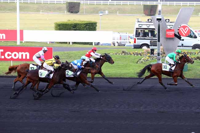 Photo d'arrivée de la course pmu PRIX D'ISSOUDUN à PARIS-VINCENNES le Mercredi 21 décembre 2016