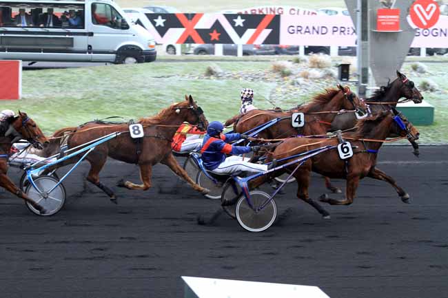 Photo d'arrivée de la course pmu PRIX DE CRESSERONS à PARIS-VINCENNES le Dimanche 1 janvier 2017