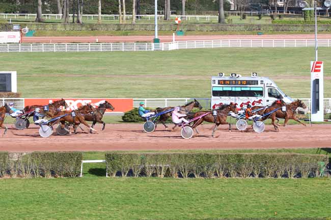 Photo d'arrivée de la course pmu PRIX GALLUS II à ENGHIEN le Vendredi 24 février 2017