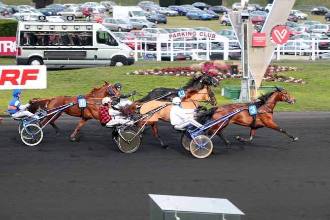 Photo d'arrivée de la course pmu PRIX DE LA MAYENNE à PARIS-VINCENNES le Dimanche 26 février 2017