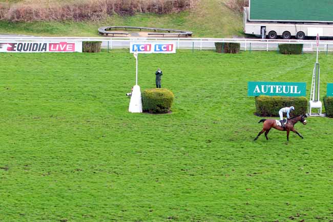 Photo d'arrivée de la course pmu PRIX KARCIMONT à AUTEUIL le Dimanche 5 mars 2017