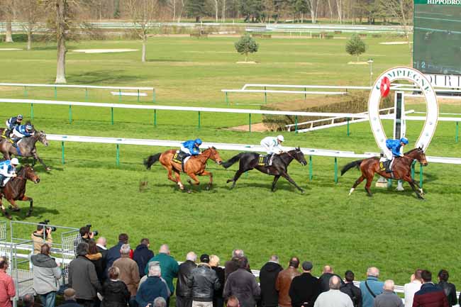 Photo d'arrivée de la course pmu PRIX DE MERCIERES à COMPIEGNE le Lundi 13 mars 2017