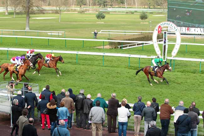 Photo d'arrivée de la course pmu PRIX DE LA FEDERATION DU NORD à COMPIEGNE le Lundi 13 mars 2017