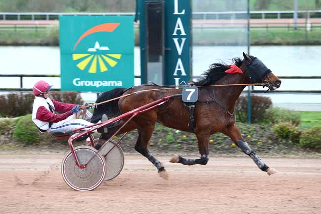 Photo d'arrivée de la course pmu PRIX FRANCE BLEU MAYENNE (GR B) à LAVAL le Mercredi 15 mars 2017
