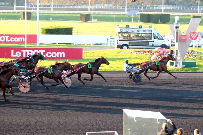 Photo d'arrivée de la course pmu PRIX DE GUEUGNON à PARIS-VINCENNES le Samedi 25 mars 2017