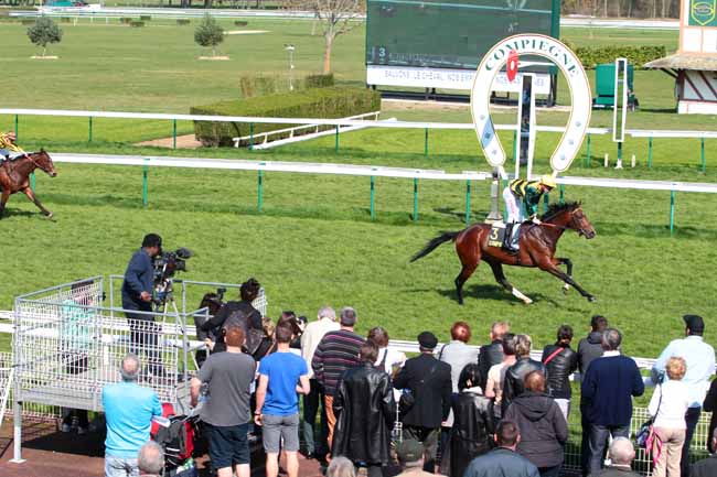 Photo d'arrivée de la course pmu PRIX DE LA FONTAINE ROCH à COMPIEGNE le Lundi 27 mars 2017