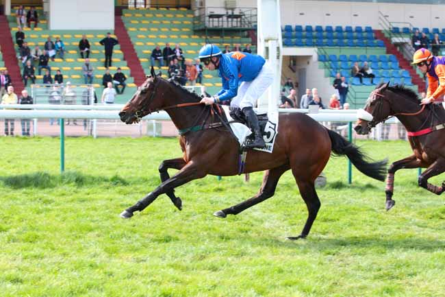 Photo d'arrivée de la course pmu PRIX ROBERT FOURNIER SARLOVEZE à COMPIEGNE le Mercredi 29 mars 2017