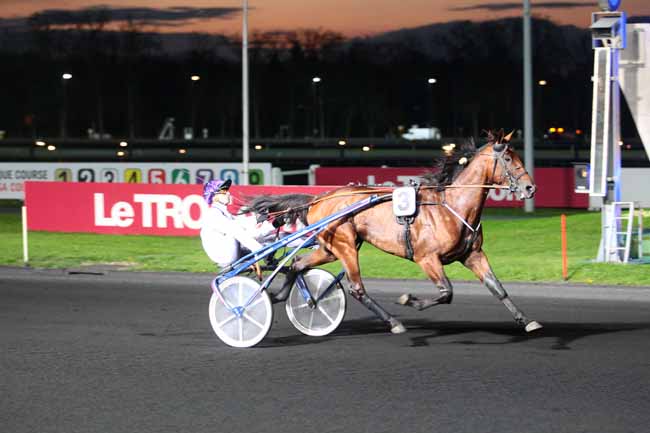 Photo d'arrivée de la course pmu PRIX AEMILIA à PARIS-VINCENNES le Vendredi 31 mars 2017