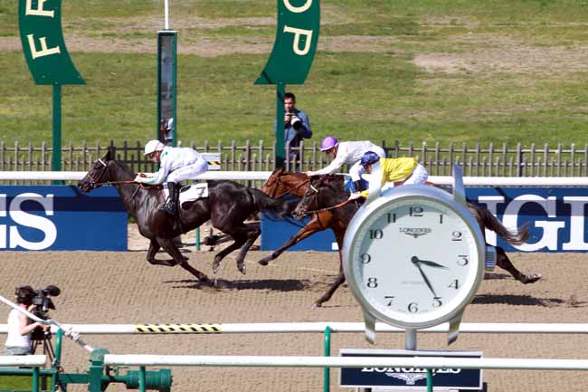 Photo d'arrivée de la course pmu PRIX DU CHEMIN FERRE à CHANTILLY le Dimanche 9 avril 2017