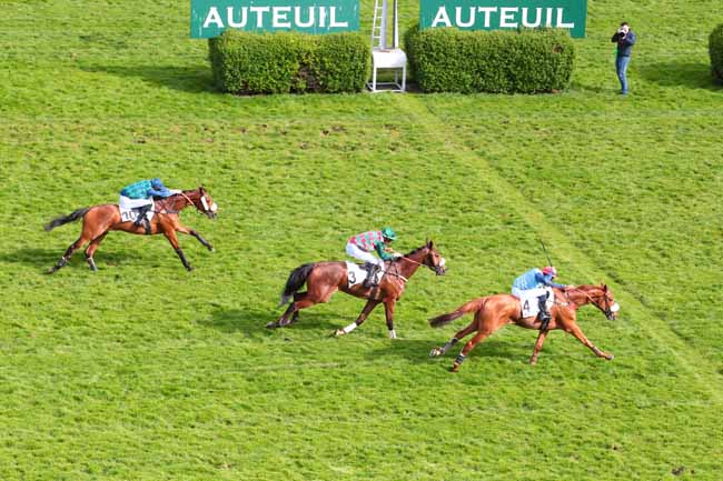 Photo d'arrivée de la course pmu PRIX ANDRE BOINGNERES à AUTEUIL le Lundi 17 avril 2017
