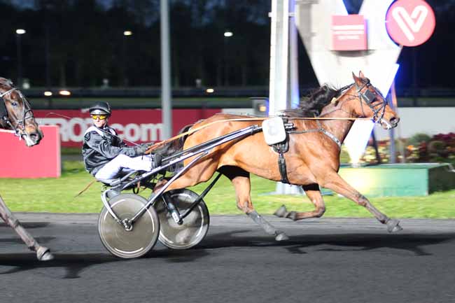 Photo d'arrivée de la course pmu PRIX GASTON DE WAZIERES à PARIS-VINCENNES le Vendredi 21 avril 2017