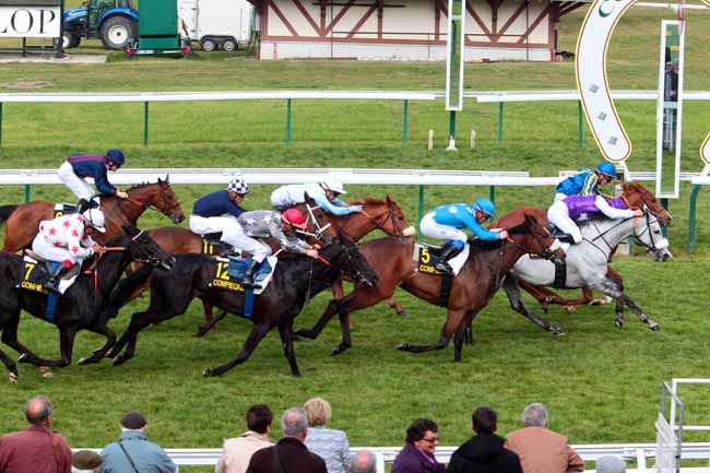 Photo d'arrivée de la course pmu PRIX DU CHATEAU DE COMPIEGNE à COMPIEGNE le Jeudi 4 mai 2017