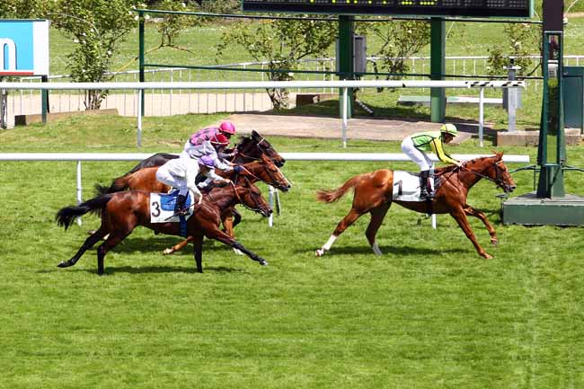 Photo d'arrivée de la course pmu PRIX DE LA MONTAGNE SAINTE-GENEVIEVE à SAINT-CLOUD le Vendredi 19 mai 2017
