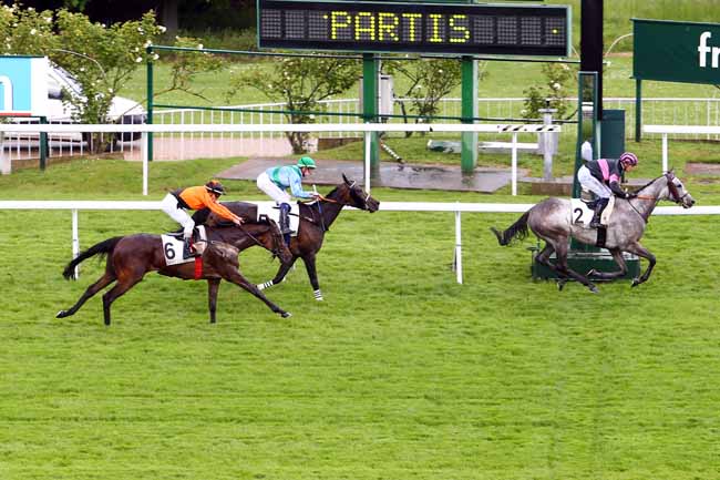 Photo d'arrivée de la course pmu PRIX DU VAL DE GRACE à SAINT-CLOUD le Vendredi 19 mai 2017