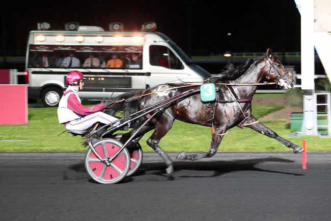 Photo d'arrivée de la course pmu PRIX JOHANNA à PARIS-VINCENNES le Mardi 30 mai 2017