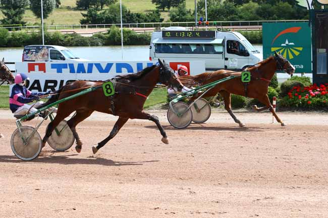 Photo d'arrivée de la course pmu PRIX PMU LE P'TIT VINCENNES A L'HUISSERIE à LAVAL le Mercredi 7 juin 2017