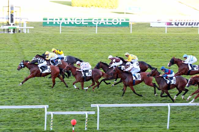 Photo d'arrivée de la course pmu PRIX DE LA PLACE NAPOLEON à MAISONS-LAFFITTE le Samedi 10 juin 2017