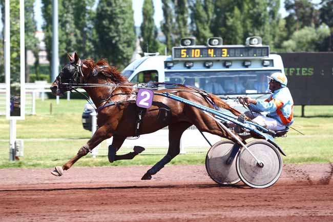Photo d'arrivée de la course pmu PRIX D'HAUTERIVE à VICHY le Lundi 19 juin 2017